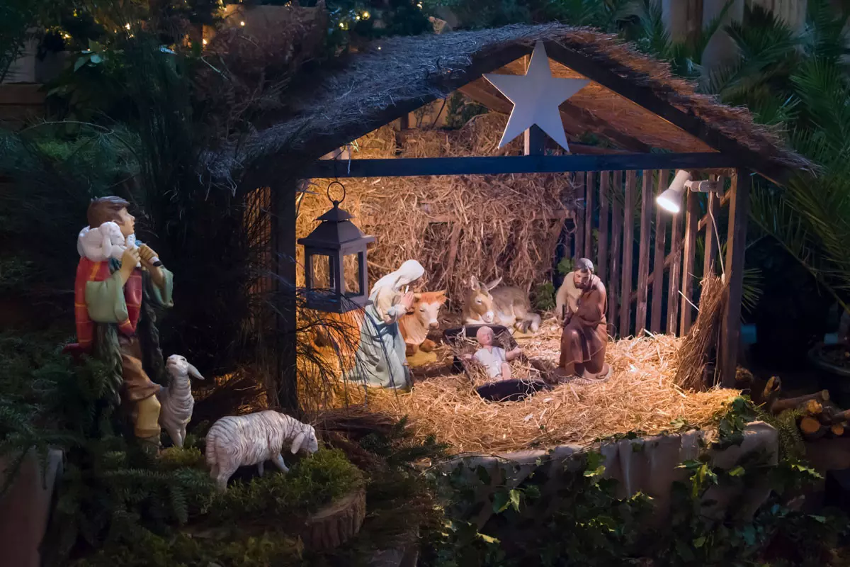 b2ap3_large_christmas-scene-with-joseph-mary-and-small-jesus-creche